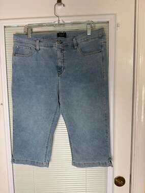 Curve Appeal Womens 16/33 Light Wash Stretch Capri Jeans Cropped Denim